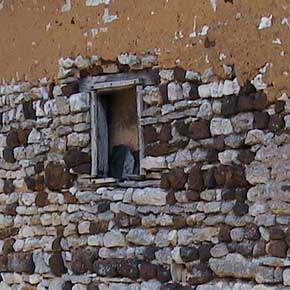 Maçonnerie mixte : calcaire et grès ; enduit traditionnel.