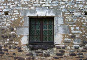 Ancien logis : détail d'une fenêtre du 17e siècle