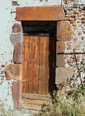 Porte avec encadrement en grès