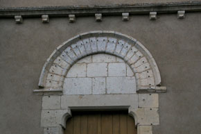 Détail de la porte romane