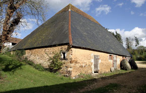 Grange à toit pyramidal