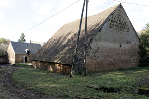 Grange vue de trois quart : pignon est