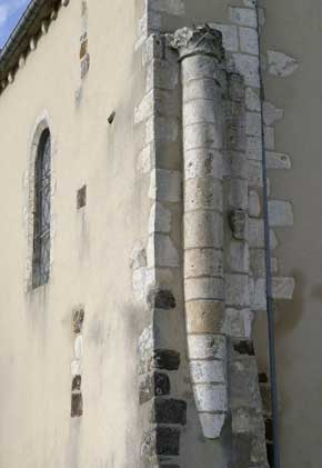 Vestige de l’ancien chevet : colonne engagée