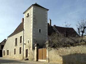 Entrée sur le jardin et tour d’escalier