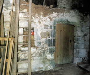 Mur médiéval cloisonnant l’espace intérieur